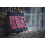 Piros vízlepergetős átvetős táska